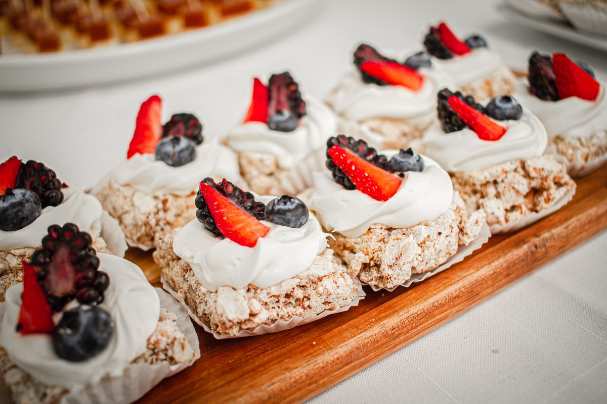 Pavlova cu fructe de pădure: cum obții bezea crocantă la exterior și pufoasă la interior