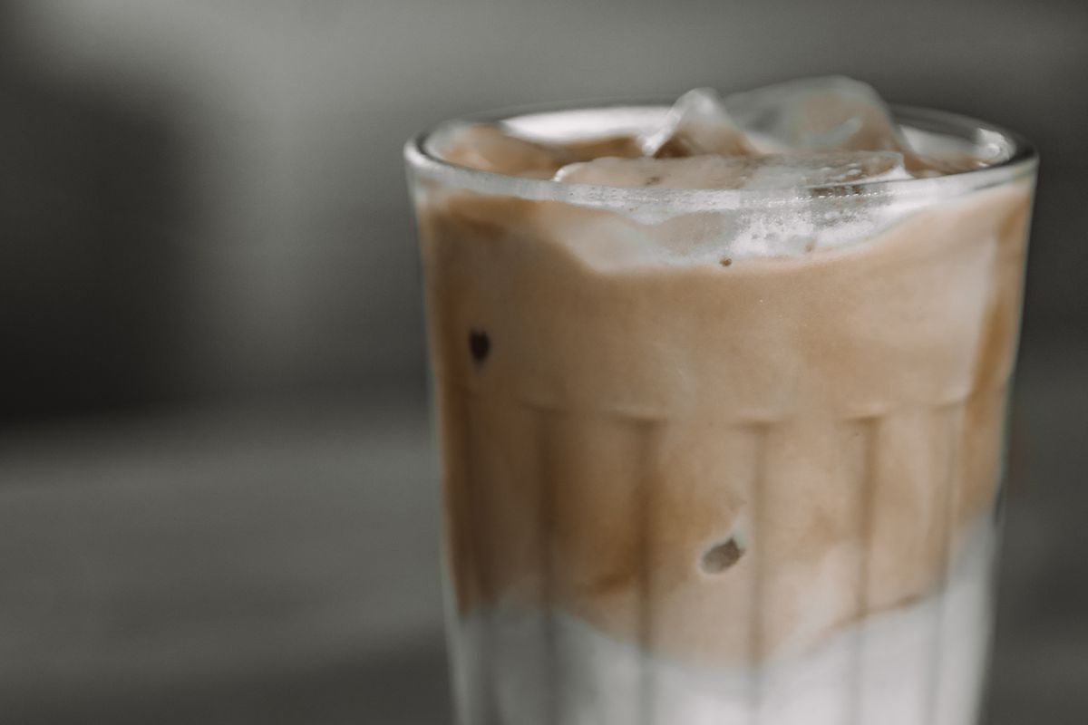 Cafea cu gheață în straturi, ca la cafenea: tehnica corectă