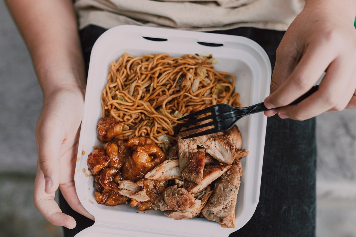 Tăiței stir-fry cu pui și legume în 20 de minute