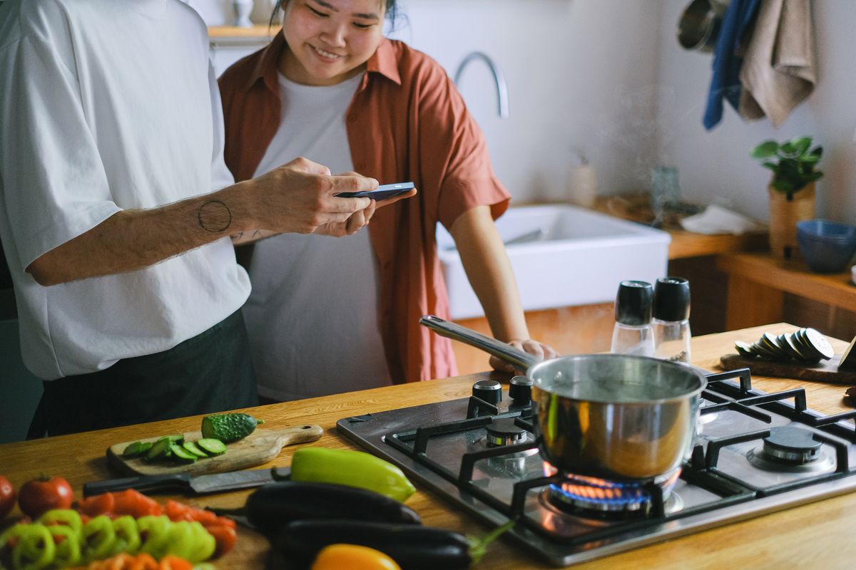 Mise en place: cum îți pregătești ingredientele înainte de gătit, ca să nu mai improvizezi la mijlocul rețetei