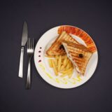 Mititei de casă pe grătar: proporțiile de carne și rolul bicarbonatului în fragezime