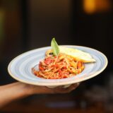 Panna cotta cu sos de fructe de pădure: rețeta italiană cremoasă