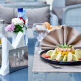 Semifreddo cu fistic și zmeură: desertul care se taie ușor direct din congelator