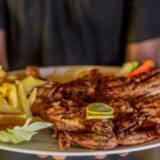 Tochitură moldovenească: ordinea în care pui carnea în tigaie