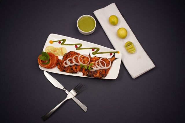 Wrap cu pui și avocado: gustare completă gata în 15 minute