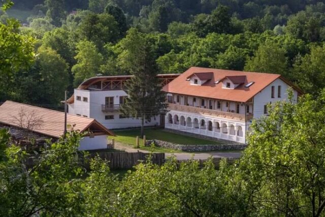 Hanul Vatra din Costești – locul în care ospitalitatea românească nu este doar o promisiune